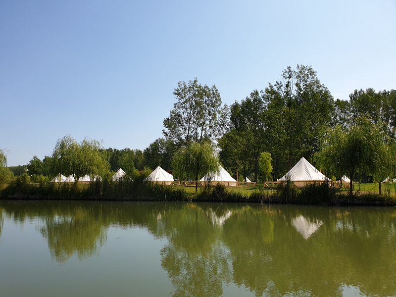 Căsuțe mici pe malul opus al unui lac