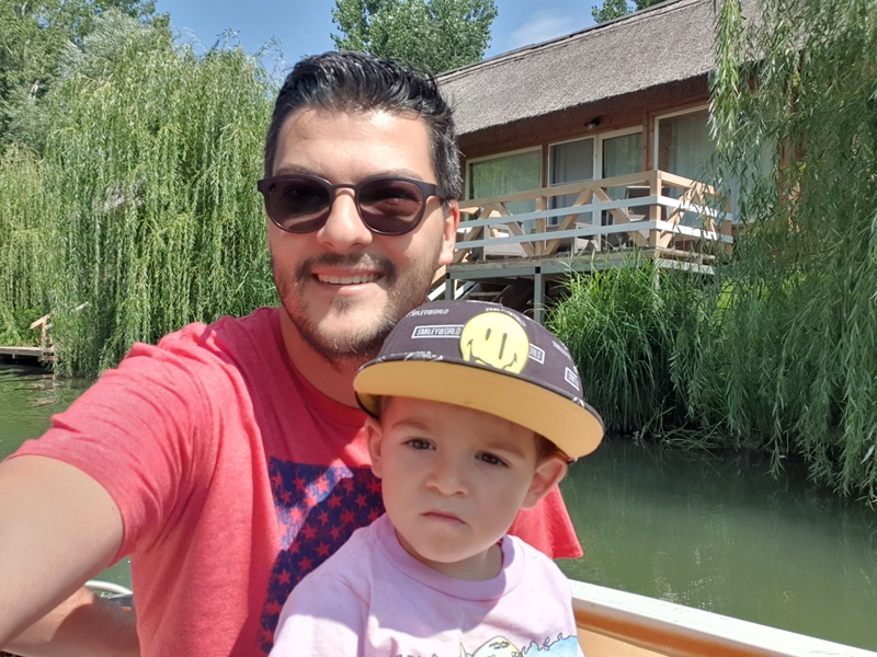 Bărbat și copil într-o barcă pe lac