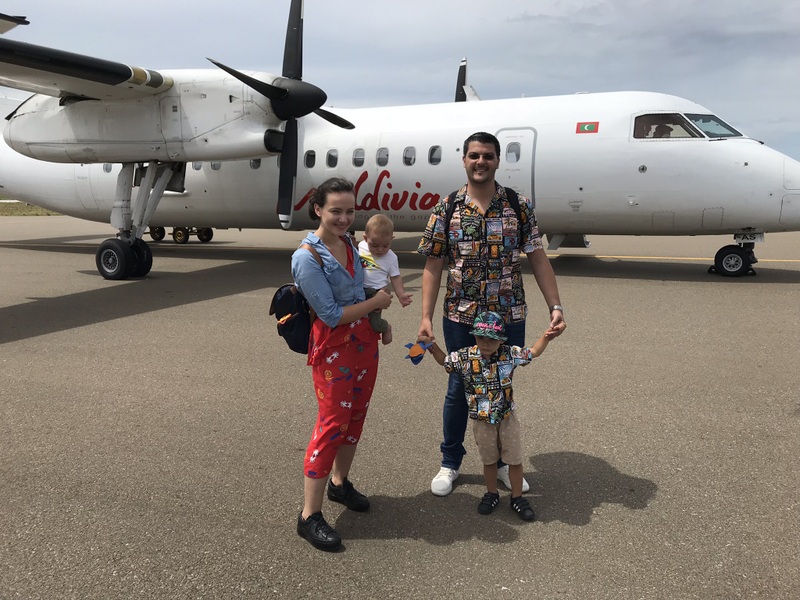 Familie pe pista aeroportului lângă un avion mic