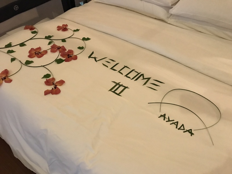 Lenjerie de pat decorată cu flori și mesaj de bun venit