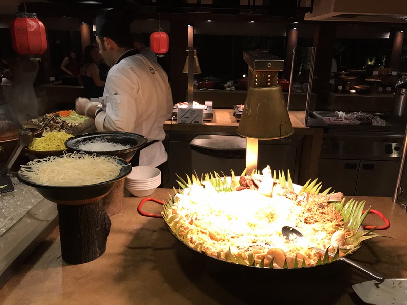 Bucătar lângă un preparat flambat într-un restaurant