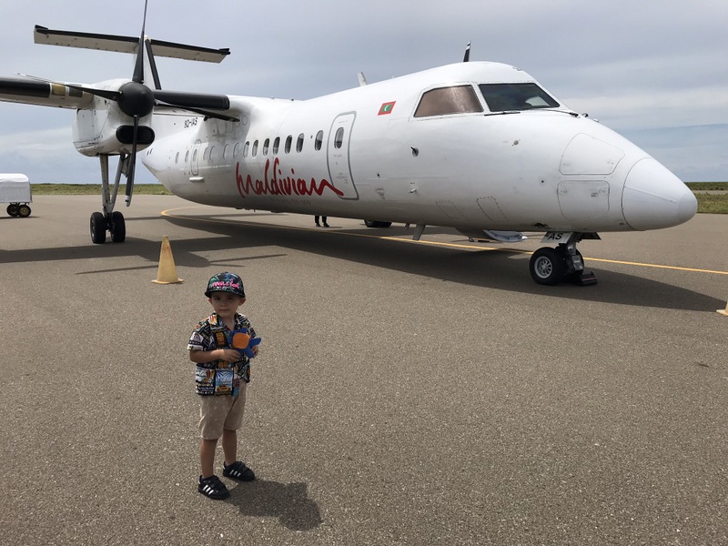 Copil în fața unui avion cu elice