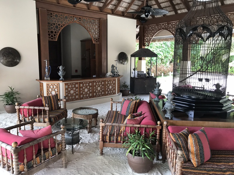 Lounge cu mobilier colorat într-un interior deschis
