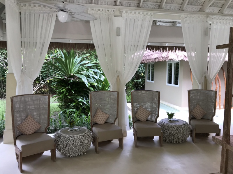 Fotolii și plante într-un lounge cu perdele albe
