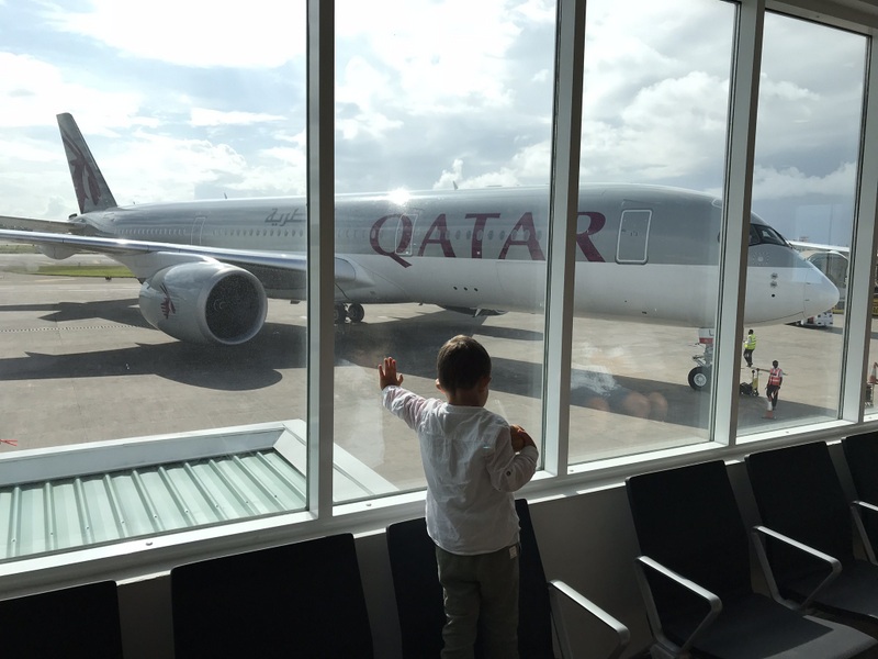 Copil privind un avion Qatar prin geam