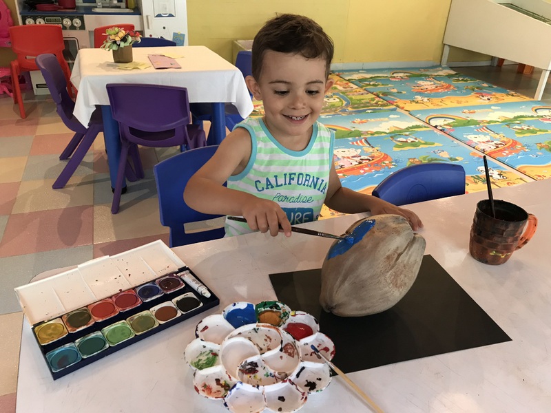 Copil modelând un obiect cu instrumente colorate