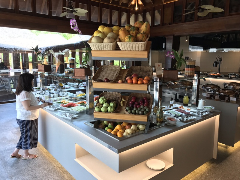 Bufet cu preparate și recipiente într-un restaurant