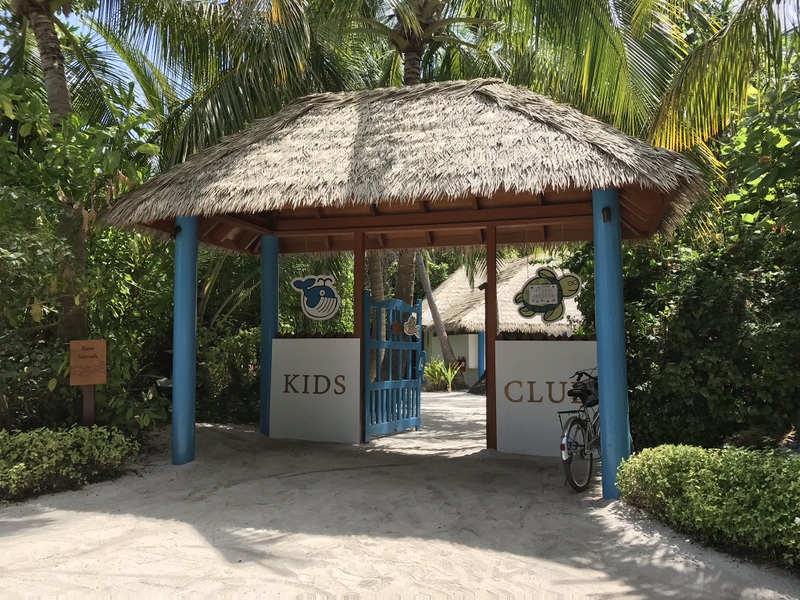 Intrare Kids Club sub un acoperiș vegetal