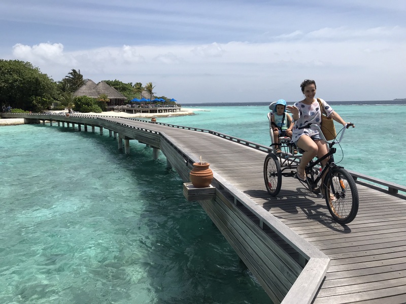 Persoană cu bicicletă pe un ponton curbat