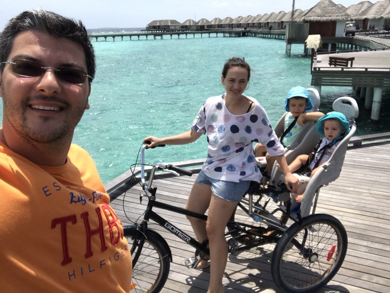 Familie lângă biciclete pe un ponton de lemn
