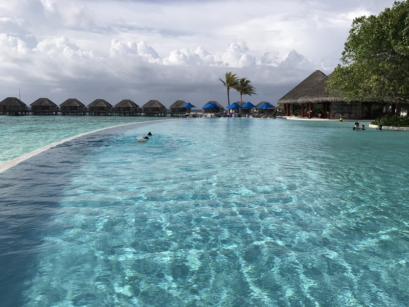 Piscină largă cu apă limpede lângă mare
