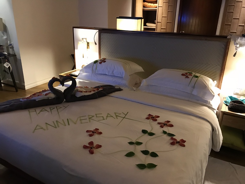 Pat decorat cu flori într-o cameră luminată