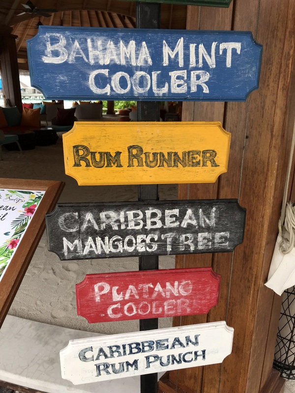 Panou cu nume de cocktailuri pe săgeți colorate