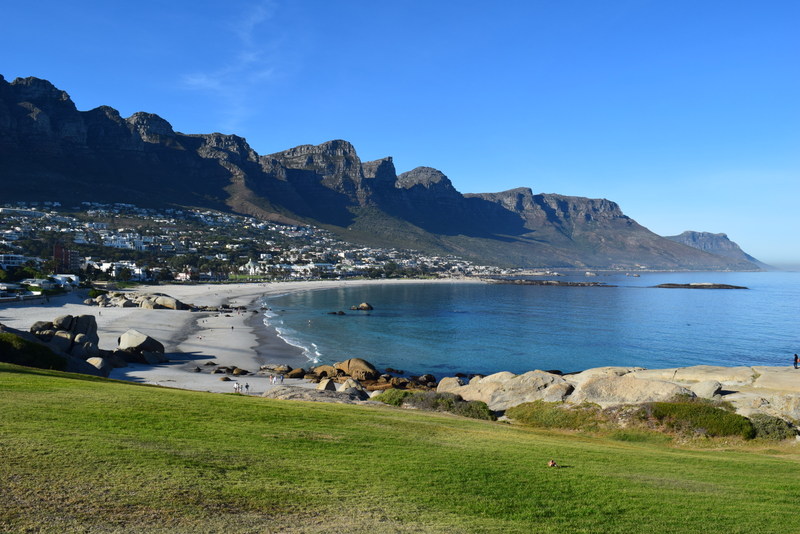 Coasta Cape Town cu munți și apă albastră