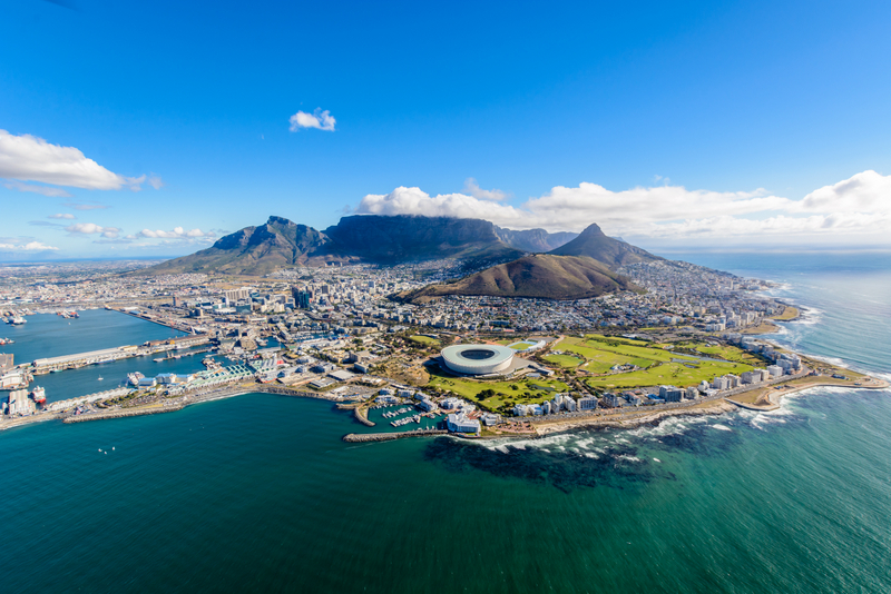 Vedere aeriană asupra Cape Town, coastei și munților