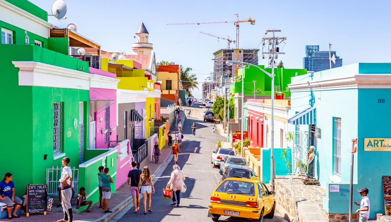 Stradă din Bo-Kaap cu fațade viu colorate