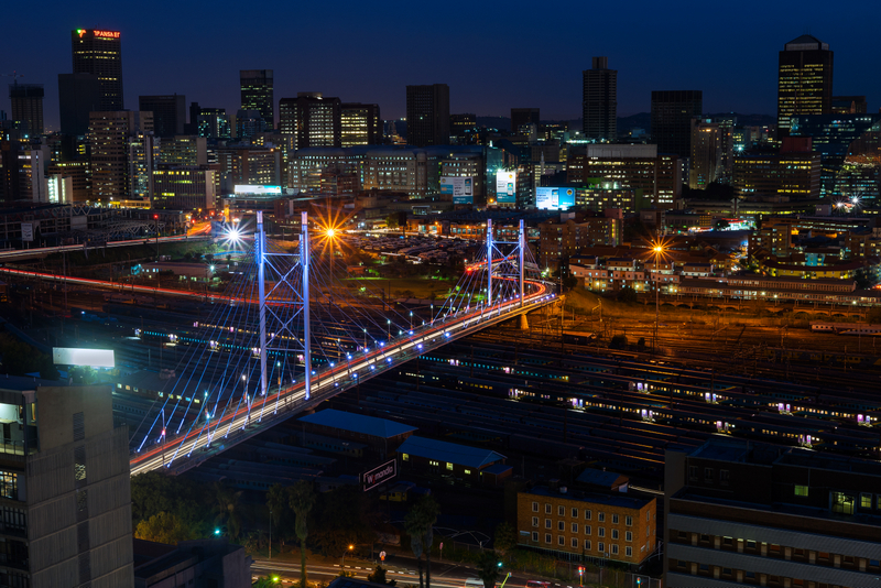 Pod iluminat și clădiri nocturne în Johannesburg