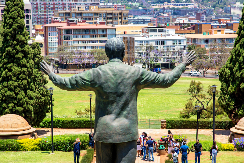 Statuia lui Nelson Mandela văzută din spate