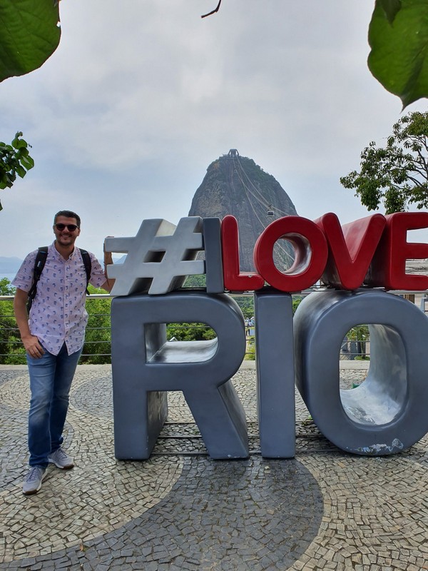 Vizitator lângă literele colorate I Love Rio