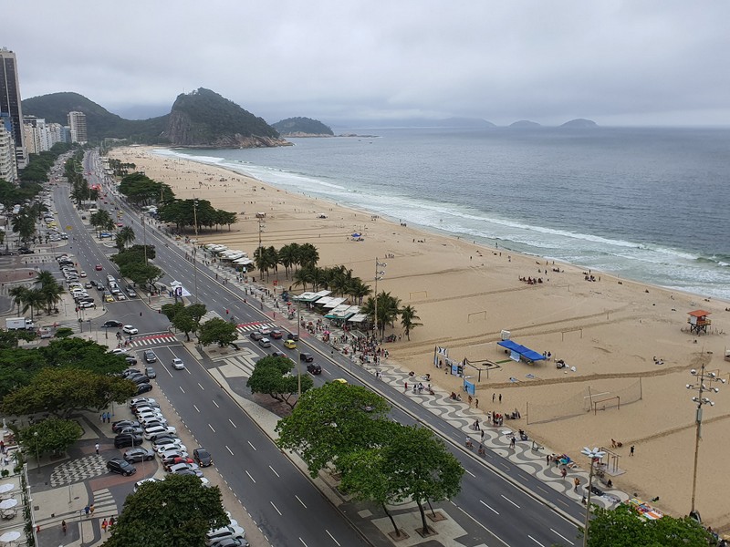 Plajă lungă din Rio de Janeiro, văzută de sus