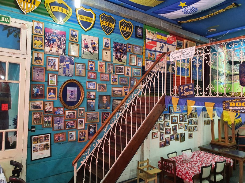 Interior cu pereți multicolori și scară din lemn