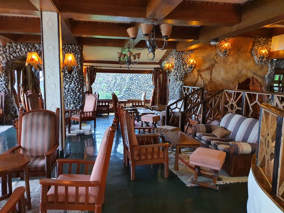 Restaurant rustic cu mobilier din lemn și ferestre