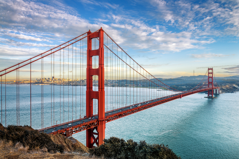 Podul Golden Gate deasupra apei, văzut din apropiere