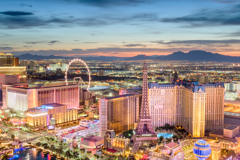 Panorama Las Vegasului la apus, cu hoteluri și roată