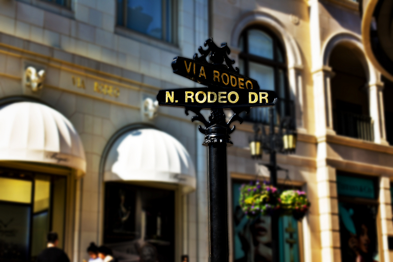 Indicator Rodeo Drive între fațade comerciale