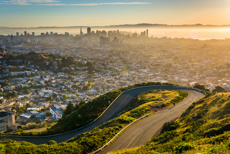 Vedere panoramică asupra orașului San Francisco în lumină caldă