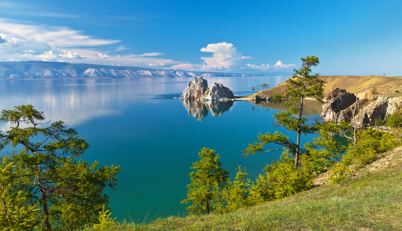 Țărm stâncos și apă albastră în Lacul Baikal