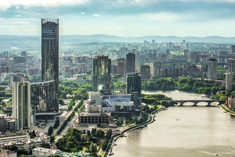 Panoramă urbană cu râu și turnuri în Ekaterinburg