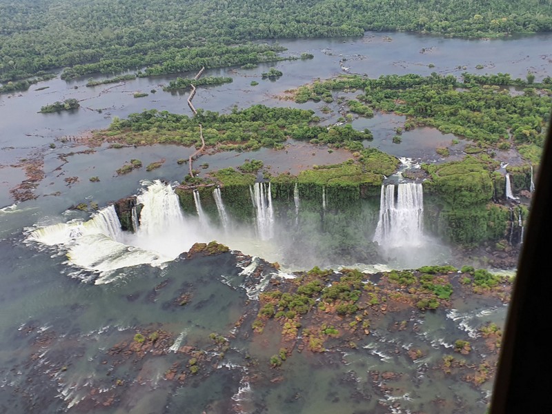 Cascadele Iguazu văzute de sus, printre insule verzi