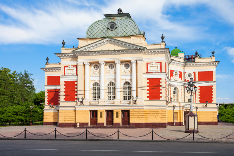Teatru cu fațadă albă și roșie în Irkutsk