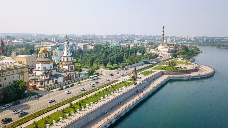 Promenadă și clădiri pe malul unui râu