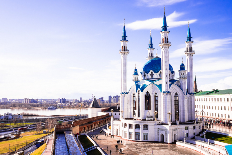 Moschee albă cu cupole albastre și minarete