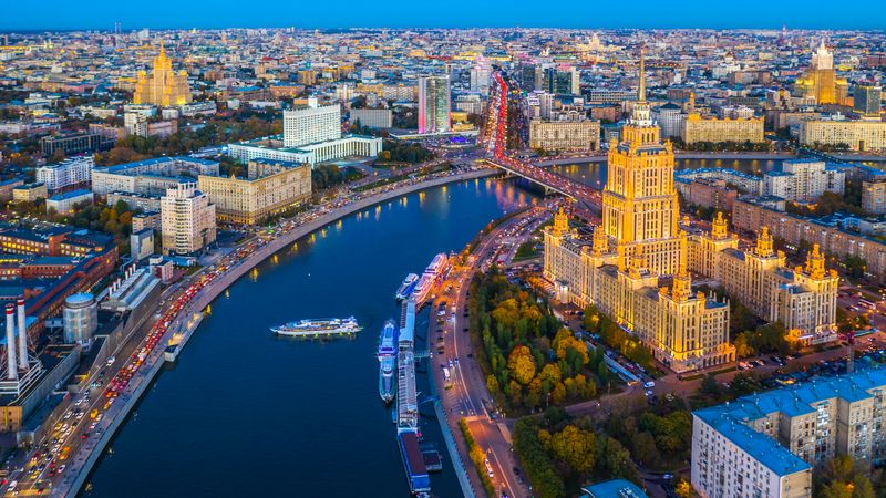 Clădiri iluminate pe malul râului în Moscova