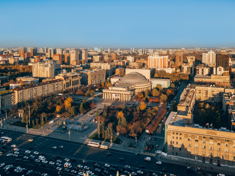 Clădiri urbane dense în lumina caldă a serii
