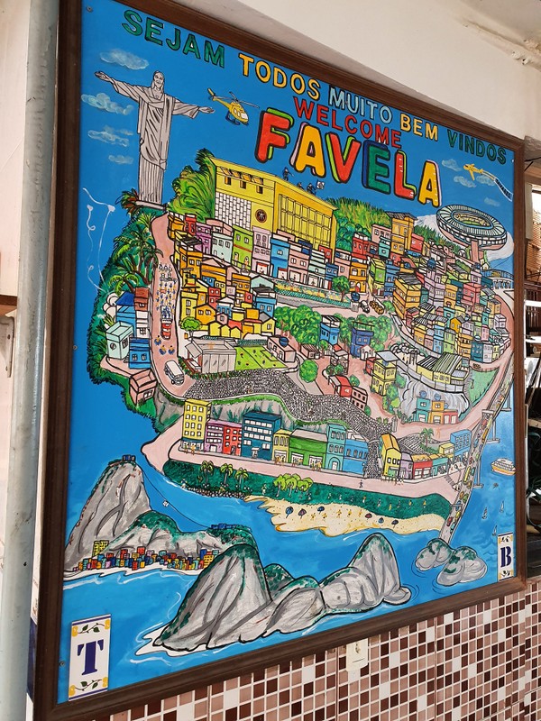 Hartă ilustrată a unei favele, expusă pe perete