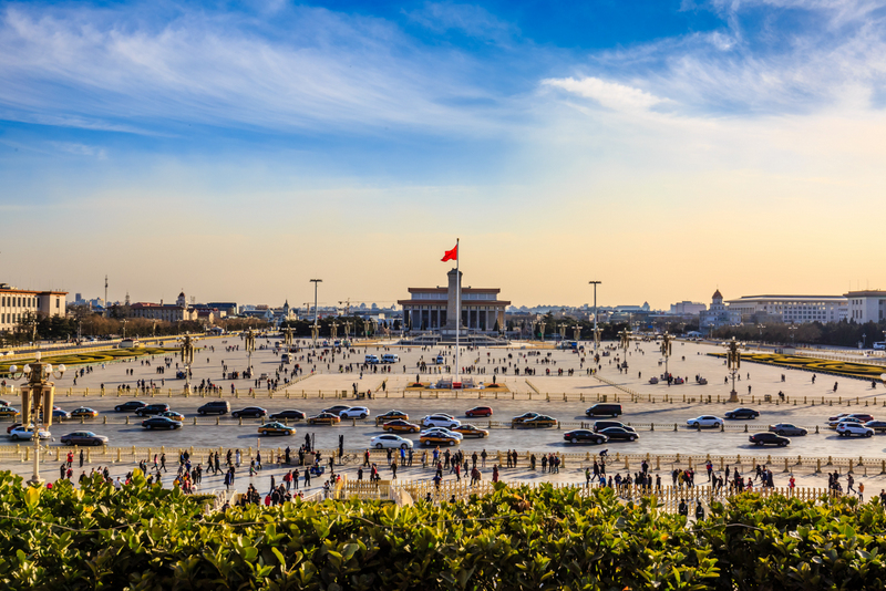 Piața Tiananmen, cu vizitatori și clădiri monumentale