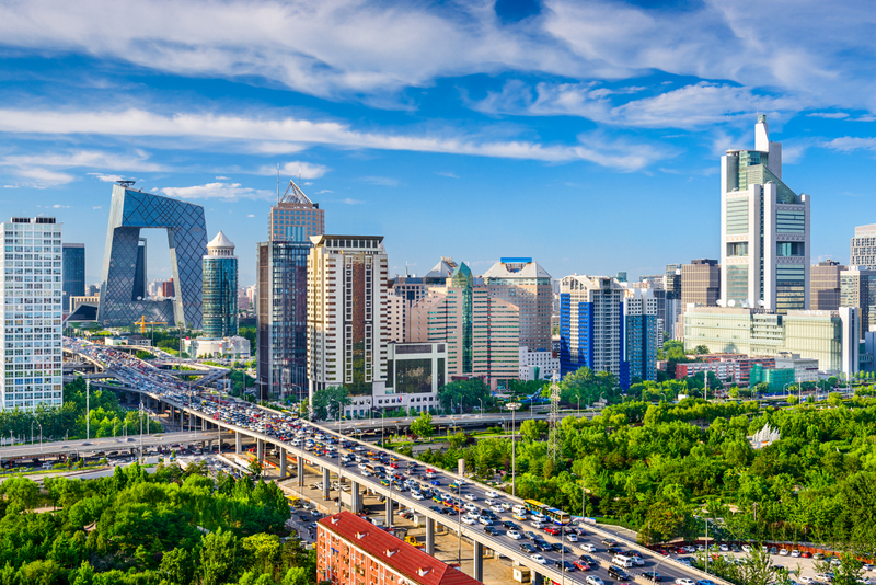 Bulevard larg și clădiri înalte în Beijing