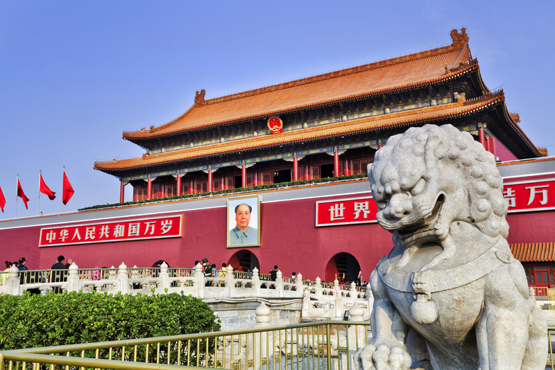 Poartă monumentală roșie și drapele în Beijing