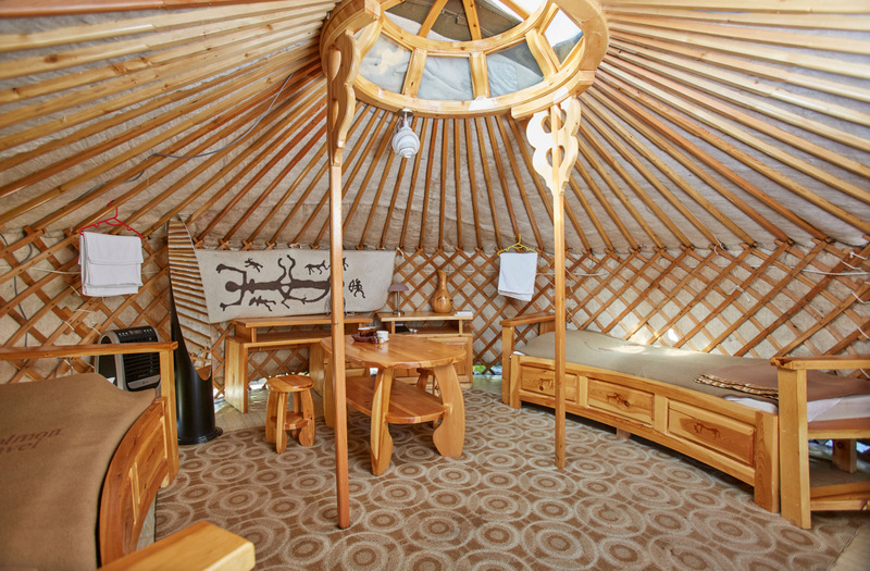 Interior de iurtă cu mobilier de lemn