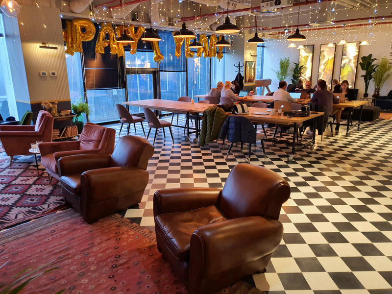 Lounge cu fotolii din piele și mese mici