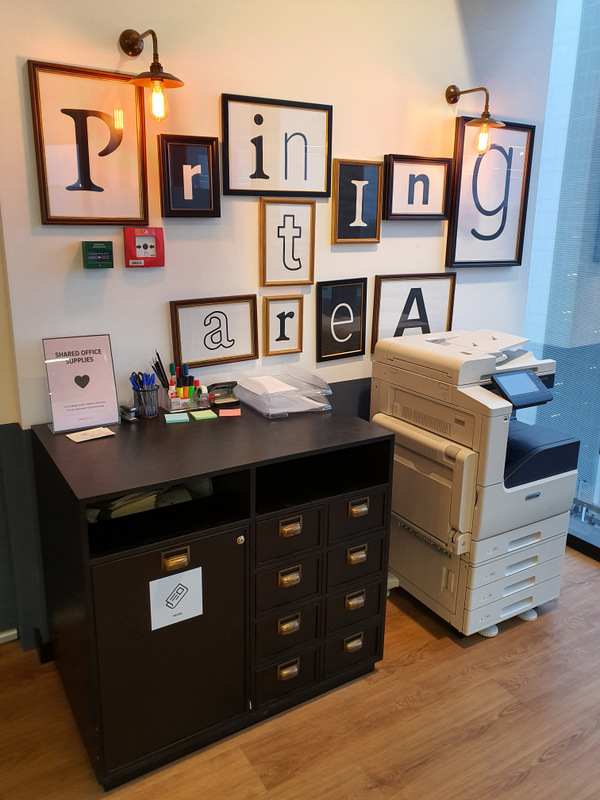 Perete decorativ Printing Bar lângă dulapuri și imprimantă