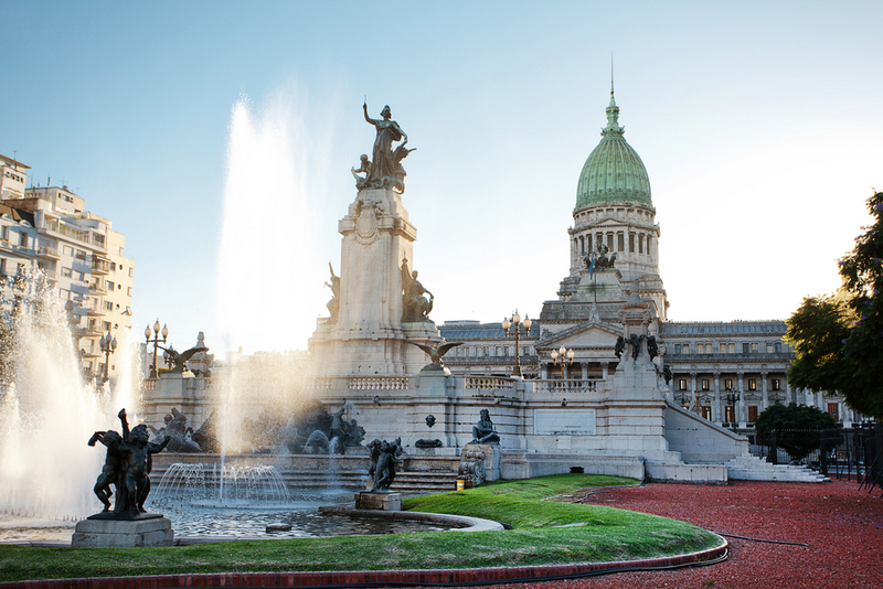 Fântână cu monumente și turnuri în Buenos Aires