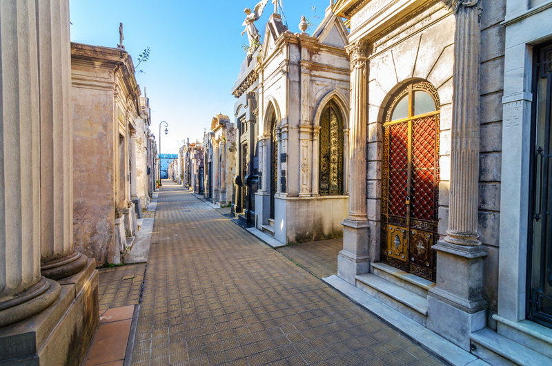 Alee între monumente din Cimitirul Recoleta