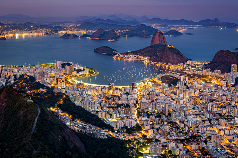 Panorama orașului și munților din Rio de Janeiro, la apus