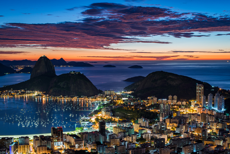 Rio de Janeiro iluminat seara, cu golf în fundal