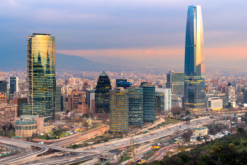 Panoramă urbană cu turnuri înalte și bulevarde în Santiago